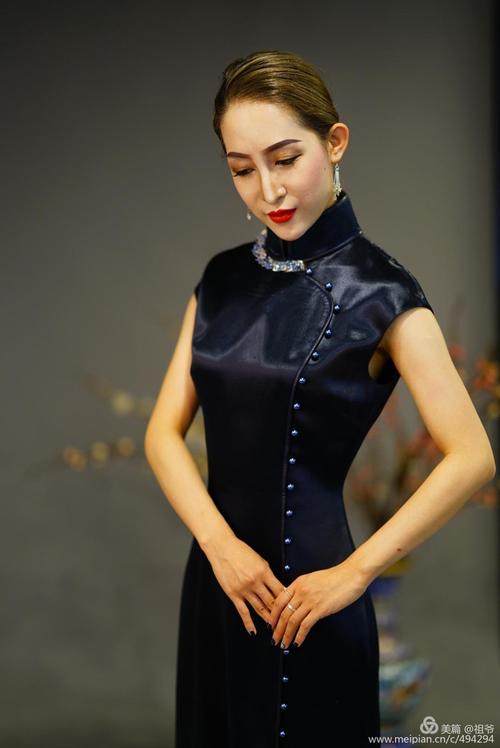 别人干活拍服装，我在边上拍着玩